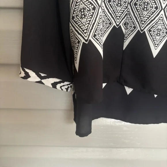 Chico’s Black & White Geo Print Tunic Top Size 2 (L) – Modern Boho Chic - Picture 4 of 8